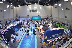 ＂指针划过周六早晨10点，车链转动的声响撞碎薄雾。